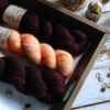 une-louve-dans-les-bois-3-merino-artisanal-teinte-main-single-jolies-fleurs-erables-en-automne-marmelade-d-agrumes une-louve-dans-les-bois-3-merino-artisanal-teinte-main-single-jolies-fleurs-erables-en-automne-marmelade-d-agrumes