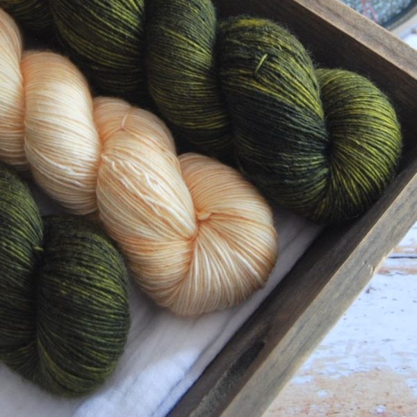 une-louve-dans-les-bois-3-merino-artisanal-teinte-main-single-jolies-fleurs-soleil-de