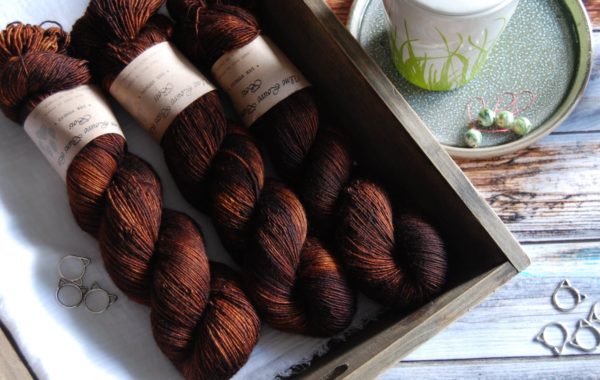 une-louve-dans-les-bois-3-merino-artisanal-teinte-main-single-l-odeur-du-bois