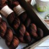 une-louve-dans-les-bois-3-merino-artisanal-teinte-main-single-l-odeur-du-bois une-louve-dans-les-bois-3-merino-artisanal-teinte-main-single-l-odeur-du-bois