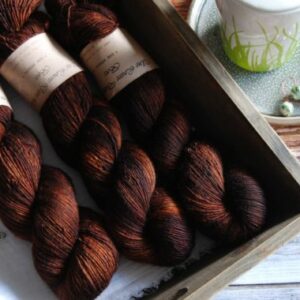 une-louve-dans-les-bois-3-merino-artisanal-teinte-main-single-l-odeur-du-bois une-louve-dans-les-bois-3-merino-artisanal-teinte-main-single-l-odeur-du-bois