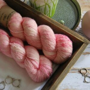 une-louve-dans-les-bois-3-merino-artisanal-teinte-main-single-little-lady une-louve-dans-les-bois-3-merino-artisanal-teinte-main-single-little-lady