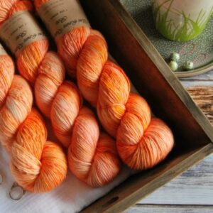 une-louve-dans-les-bois-3-merino-artisanal-teinte-main-single-marmelade-d-agrumes une-louve-dans-les-bois-3-merino-artisanal-teinte-main-single-marmelade-d-agrumes