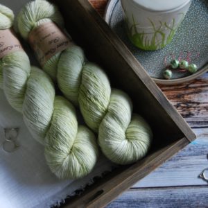 une-louve-dans-les-bois-3-merino-artisanal-teinte-main-single-minty