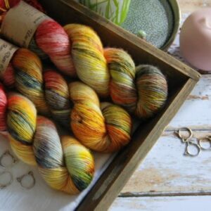 une-louve-dans-les-bois-3-merino-artisanal-teinte-main-single-soleil-couchant-sur-la-ville une-louve-dans-les-bois-3-merino-artisanal-teinte-main-single-soleil-couchant-sur-la-ville