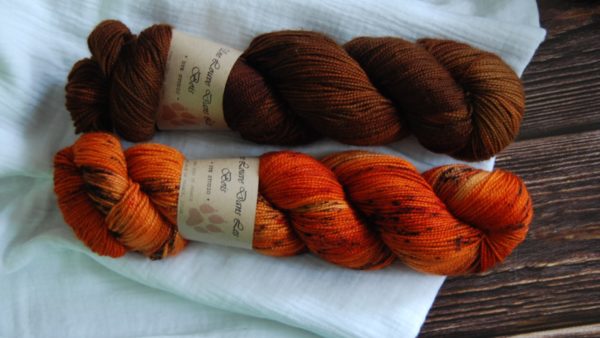 une-louve-dans-les-bois-3-merino-artisanal-teinte-main-twist-sock-au-coin-du-feu-l-odeur-du-bois