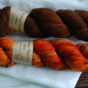 une-louve-dans-les-bois-3-merino-artisanal-teinte-main-twist-sock-au-coin-du-feu-l-odeur-du-bois une-louve-dans-les-bois-3-merino-artisanal-teinte-main-twist-sock-au-coin-du-feu-l-odeur-du-bois