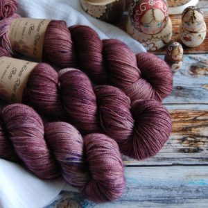 une-louve-dans-les-bois-3-merino-artisanal-teinte-main-twist-sock-blueberry-sorbet