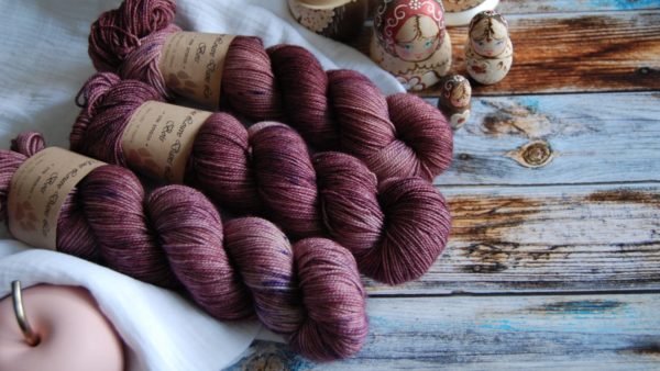 une-louve-dans-les-bois-3-merino-artisanal-teinte-main-twist-sock-blueberry-sorbet