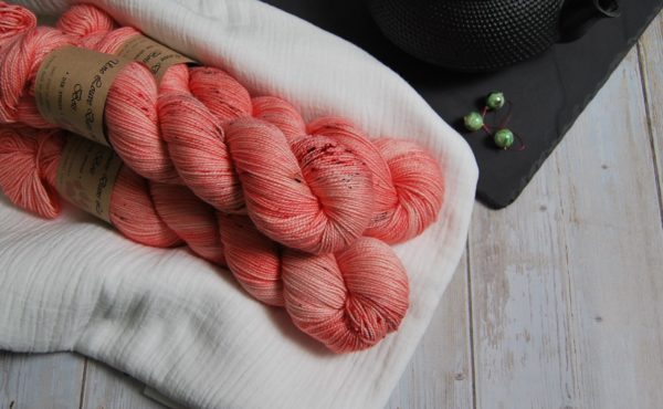 une-louve-dans-les-bois-3-merino-artisanal-teinte-main-twist-sock-caliente