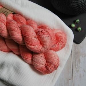 une-louve-dans-les-bois-3-merino-artisanal-teinte-main-twist-sock-caliente une-louve-dans-les-bois-3-merino-artisanal-teinte-main-twist-sock-caliente