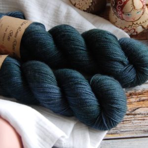 une-louve-dans-les-bois-3-merino-artisanal-teinte-main-twist-sock-dans-les-profondeurs