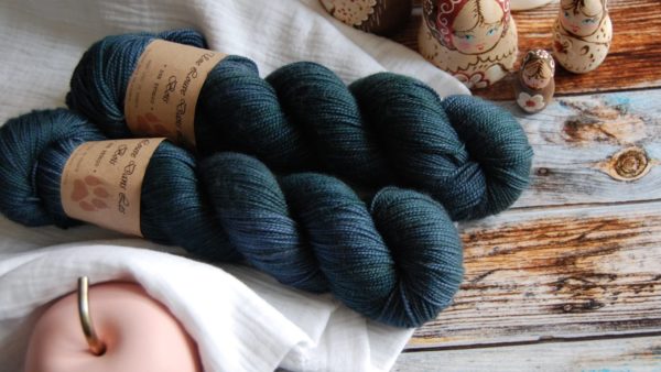 une-louve-dans-les-bois-3-merino-artisanal-teinte-main-twist-sock-dans-les-profondeurs