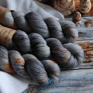 une-louve-dans-les-bois-3-merino-artisanal-teinte-main-twist-sock-epaves-en-mer-d-iroise