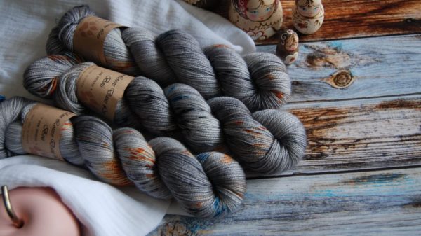 une-louve-dans-les-bois-3-merino-artisanal-teinte-main-twist-sock-epaves-en-mer-d-iroise