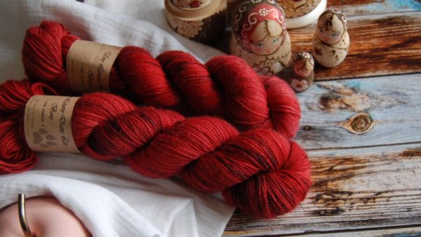 une-louve-dans-les-bois-3-merino-artisanal-teinte-main-twist-sock-jolis-coquelicots