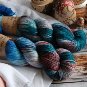 une-louve-dans-les-bois-3-merino-artisanal-teinte-main-twist-sock-nymphéas