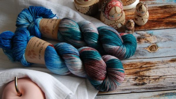 une-louve-dans-les-bois-3-merino-artisanal-teinte-main-twist-sock-nymphéas