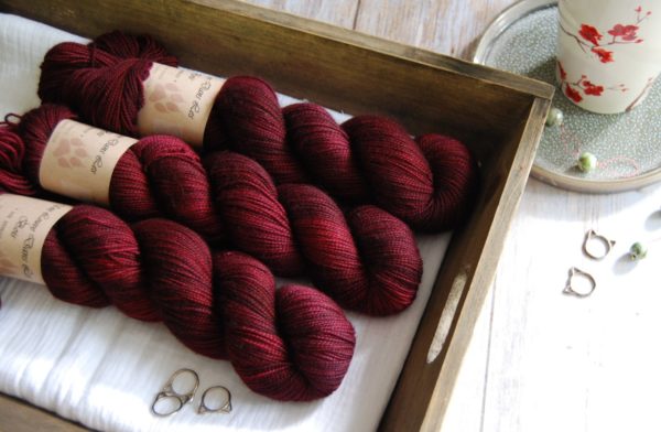 une-louve-dans-les-bois-3-merino-artisanal-teinte-main-twist-sock-petite-griotte