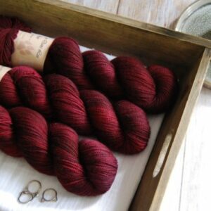 une-louve-dans-les-bois-3-merino-artisanal-teinte-main-twist-sock-petite-griotte une-louve-dans-les-bois-3-merino-artisanal-teinte-main-twist-sock-petite-griotte