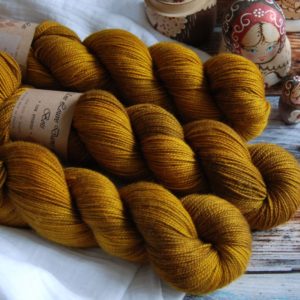 une-louve-dans-les-bois-3-merino-artisanal-teinte-main-twist-sock-ruee-l-or