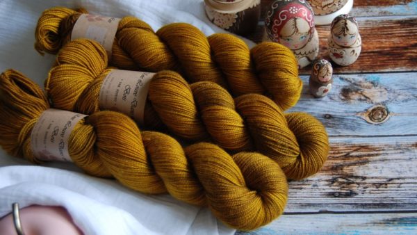 une-louve-dans-les-bois-3-merino-artisanal-teinte-main-twist-sock-ruee-l-or