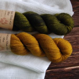 une-louve-dans-les-bois-3-merino-artisanal-teinte-main-twist-sock-ruee-vers-l-or-foret-noire