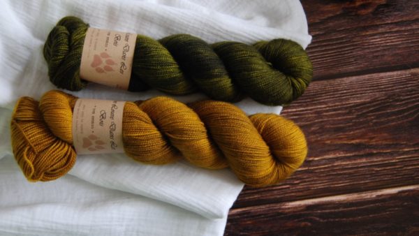 une-louve-dans-les-bois-3-merino-artisanal-teinte-main-twist-sock-ruee-vers-l-or-foret-noire