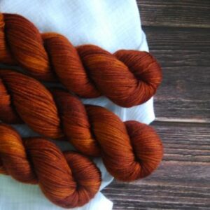 une-louve-dans-les-bois-4-laine-artisanal-teinte-main-DK-merino-fall une-louve-dans-les-bois-4-laine-artisanal-teinte-main-DK-merino-fall
