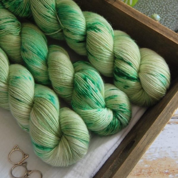 une-louve-dans-les-bois-4-laine-artisanal-teinte-main-single-merino-mojito