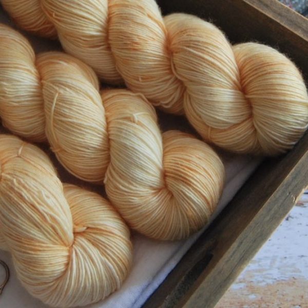 une-louve-dans-les-bois-4-laine-artisanal-teinte-main-single-merino-soleil-de-minuit