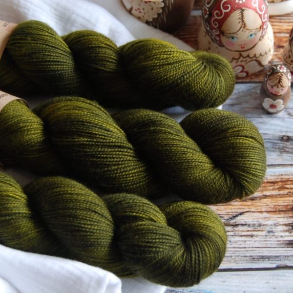 une-louve-dans-les-bois-4-laine-artisanal-teinte-main-twist-sock-foret-noire