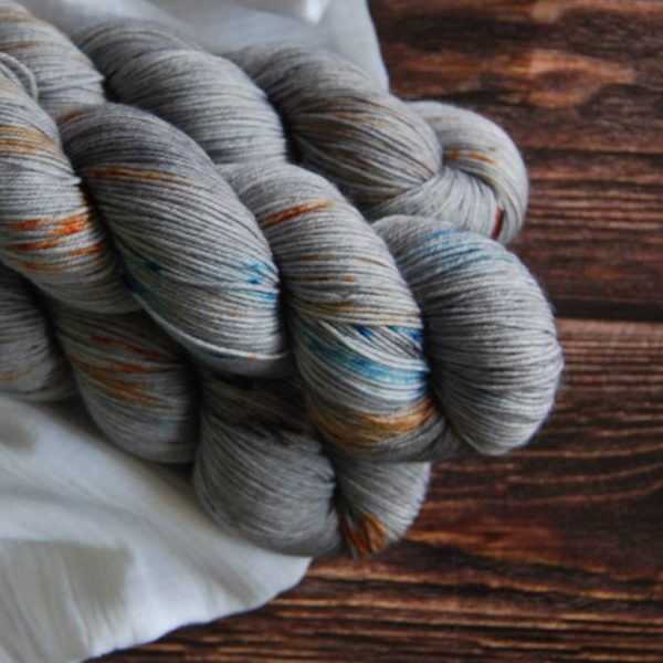 une-louve-dans-les-bois-4-merino-artisanal-teinte-main-fine-sock-epaves-en-mer-d-iroise