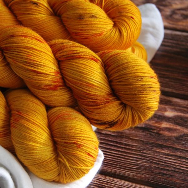 une-louve-dans-les-bois-4-merino-artisanal-teinte-main-fine-sock-les-tournesols