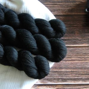 une-louve-dans-les-bois-4-merino-artisanal-teinte-main-fine-sock-clair-obscur