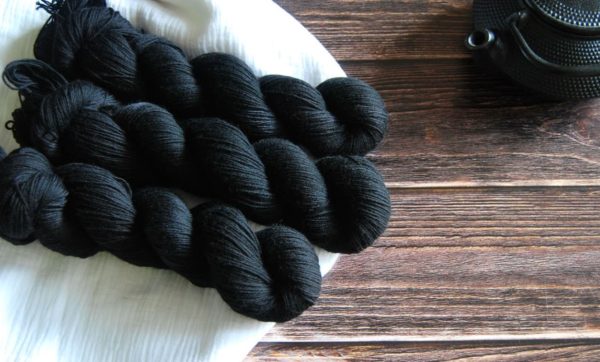 une-louve-dans-les-bois-4-merino-artisanal-teinte-main-fine-sock-clair-obscur