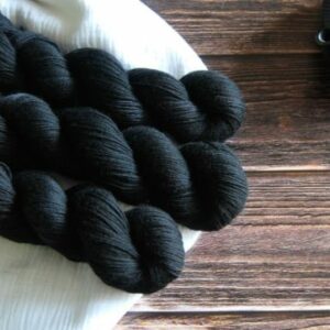 une-louve-dans-les-bois-4-merino-artisanal-teinte-main-fine-sock-clair-obscur une-louve-dans-les-bois-4-merino-artisanal-teinte-main-fine-sock-clair-obscur