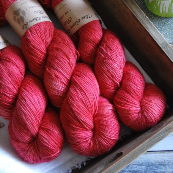 une-louve-dans-les-bois-4-merino-artisanal-teinte-main-single-coeur-de-cerise