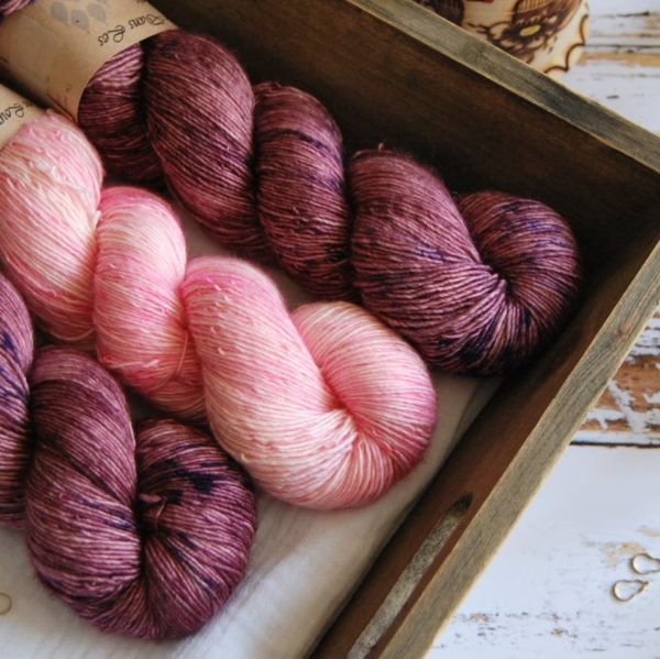 une-louve-dans-les-bois-4-merino-artisanal-teinte-main-single-jolies-fleurs-blueberry-sorbet-little-lady