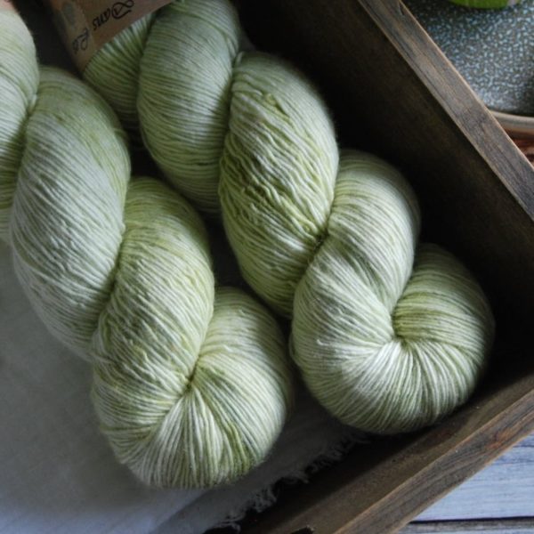 une-louve-dans-les-bois-4-merino-artisanal-teinte-main-single-minty