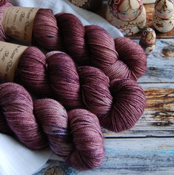 une-louve-dans-les-bois-4-merino-artisanal-teinte-main-twist-sock-blueberry-sorbet