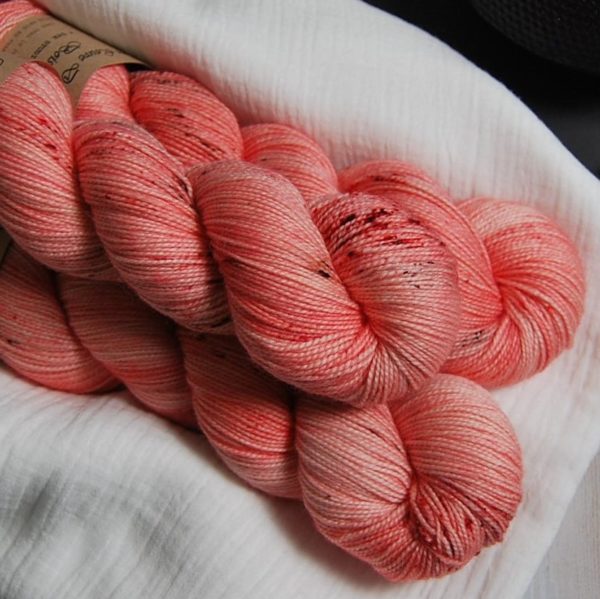 une-louve-dans-les-bois-4-merino-artisanal-teinte-main-twist-sock-caliente