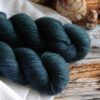 une-louve-dans-les-bois-4-merino-artisanal-teinte-main-twist-sock-dans-les-profondeurs DANS LES PROFONDEURS