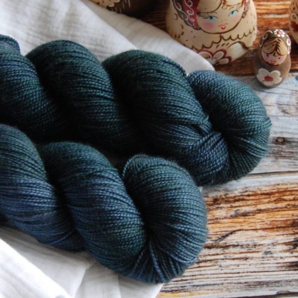 une-louve-dans-les-bois-4-merino-artisanal-teinte-main-twist-sock-dans-les-profondeurs