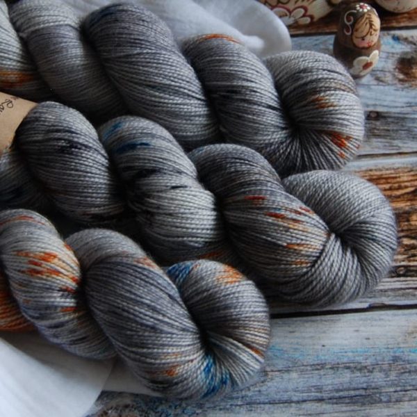 une-louve-dans-les-bois-4-merino-artisanal-teinte-main-twist-sock-epaves-en-mer-d-iroise