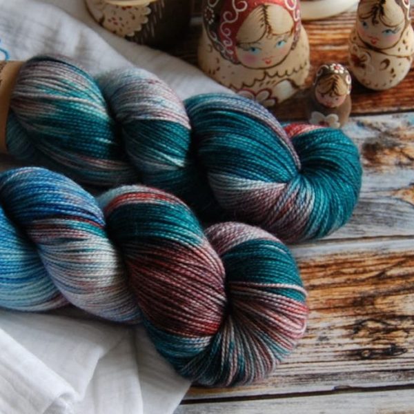 une-louve-dans-les-bois-4-merino-artisanal-teinte-main-twist-sock-nymphéas