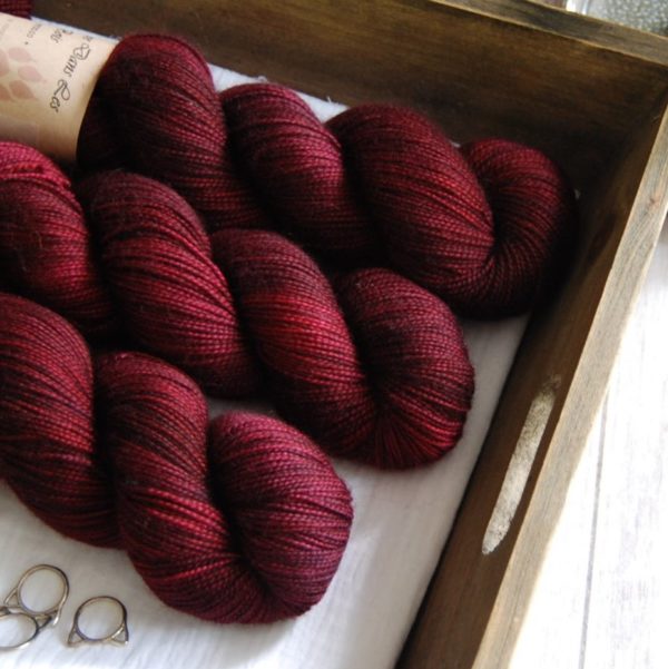 une-louve-dans-les-bois-4-merino-artisanal-teinte-main-twist-sock-petite-griotte