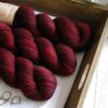 une-louve-dans-les-bois-4-merino-artisanal-teinte-main-twist-sock-petite-griotte une-louve-dans-les-bois-4-merino-artisanal-teinte-main-twist-sock-petite-griotte