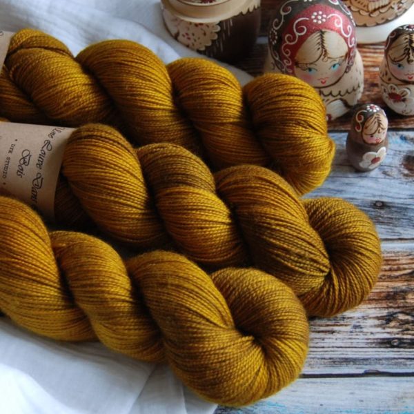 une-louve-dans-les-bois-4-merino-artisanal-teinte-main-twist-sock-ruee-l-or