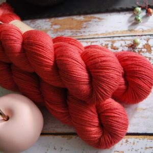 une-louve-dans-les-bois-5-laine-artisanal-teinte-main-DK-merino-coeur-de-cerise